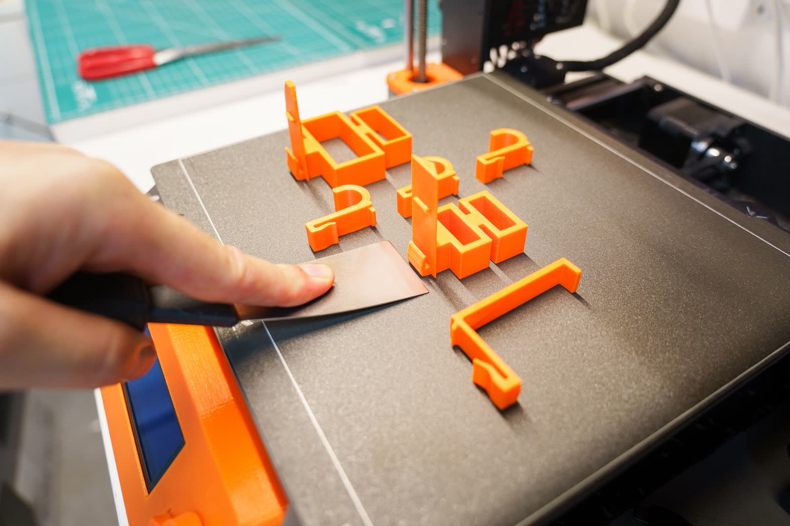 Pièces imprimées en 3D décollées du plateau d'une imprimante